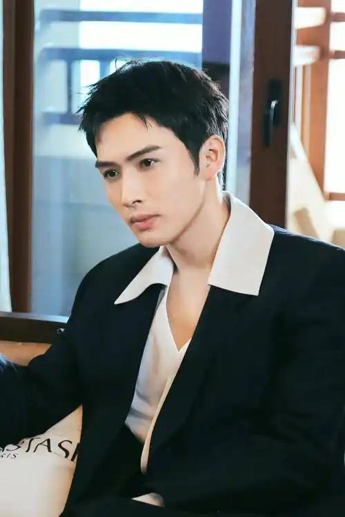 男星张彬彬时尚写真:温润如玉,翩翩公子