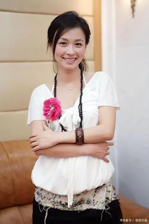 50岁张庭和51岁曾哲贞都被称为"冻龄女神",谁才是真"冻龄"?