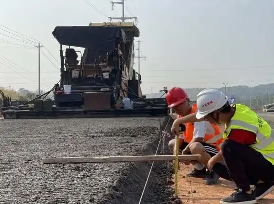 衡山大道离通车又进一步一期水稳层正式摊铺施工