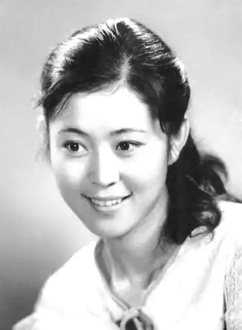 倪萍在山东发展时曾有一段短暂的婚姻,和第一任丈夫相识不久就匆匆