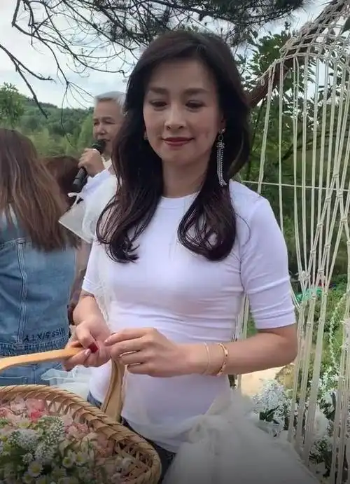 张庭穿紧身t恤配牛仔裤,化着浓妆遮不住皱纹,网友:真的老了