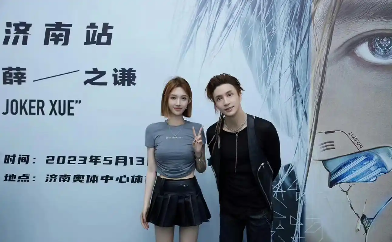 粉丝晒和薛之谦合影,调侃是被按住拍的!