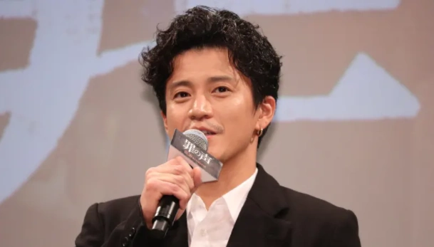 组图:小栗旬出席电影活动 黑色西装笔挺帅气