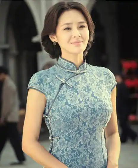 28岁结婚,20年演艺职业生涯零桃色新闻,演艺圈的一股清流_于明加_闺女