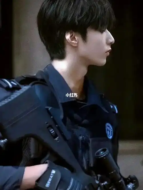 刘耀文  忘记在哪里看到的图片,今天翻手机突然发现有的,这侧脸是真