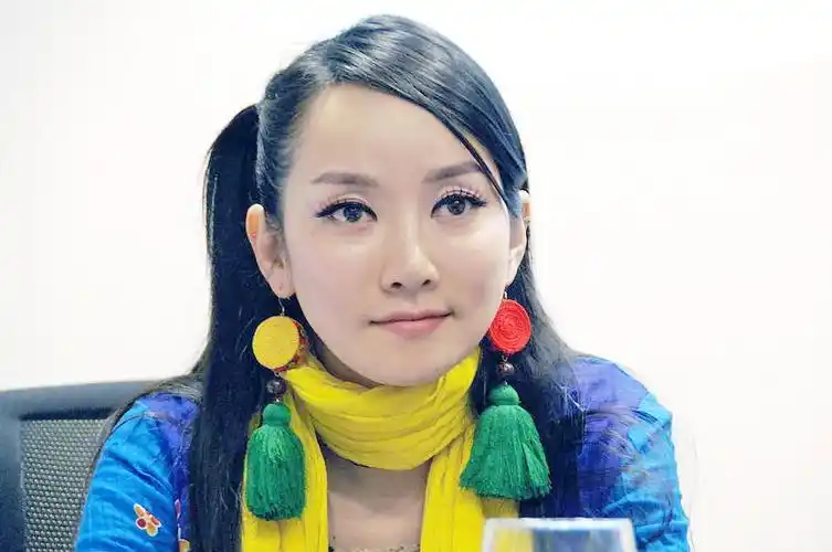 歌手周鹏个人资料简介(萨顶顶的"毁灭史",她的故事远比你想象得更恶劣