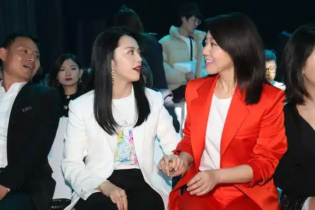 闫妮和小8岁的姚晨同框穿橘色西装减龄看不出年龄差距