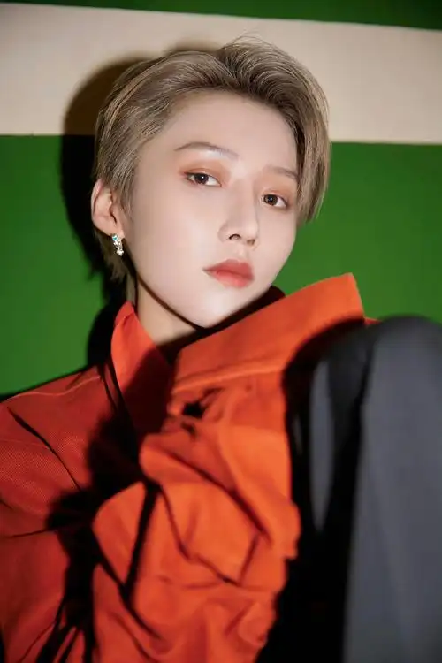 刘雨昕出道三周年写真释出,橙色系多巴胺穿搭……_高清图集_新浪网
