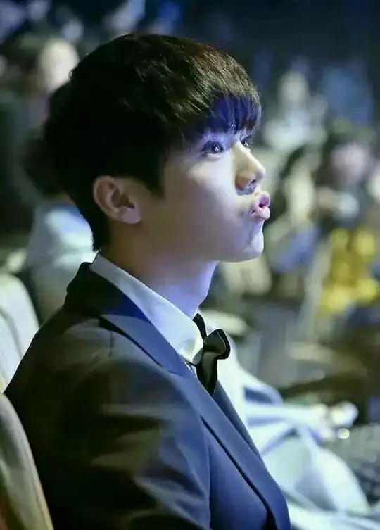 当男明星嘟嘴卖萌时,杨洋林更新好可爱,看到雷佳音忍不住笑了