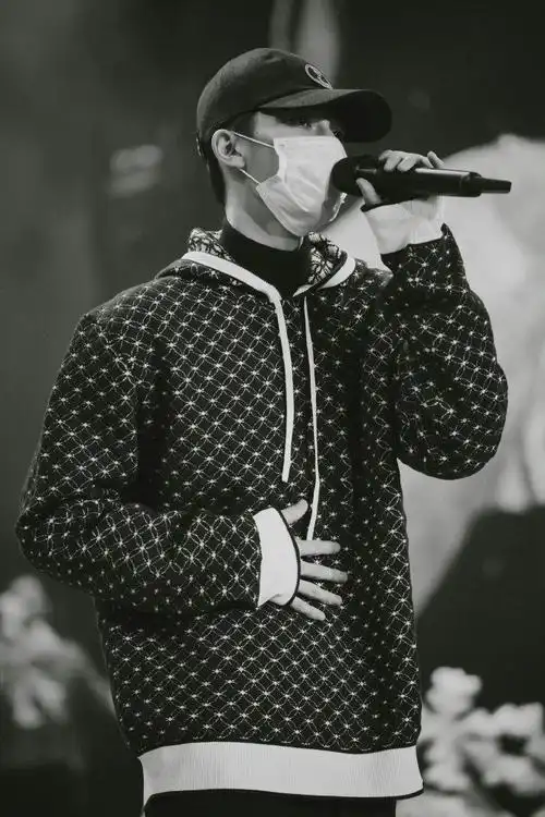 朱正廷黑白氛围感花絮图