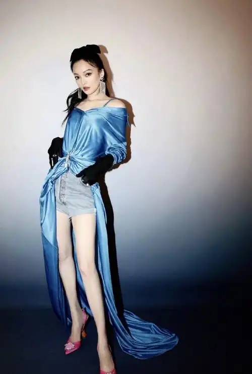 张韶涵穿蓝色丝绸露肩装开怀大笑美腿吸睛