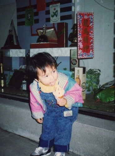 baby小时候呆萌可爱baby大眼睛baby抱着娃娃baby笑容爽朗baby从小长相