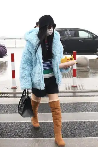 组图:范冰冰穿短裤搭过膝长靴秀美腿 戴粉蓝双钻戒指超吸睛