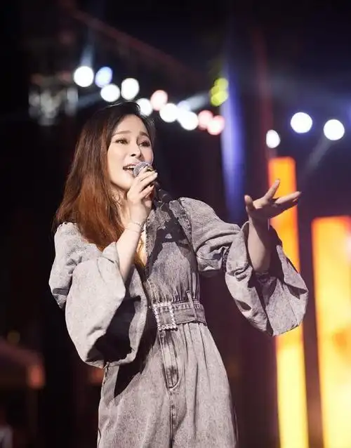 40岁"情歌天后"温岚,嘻哈穿搭配脏辫,酷飒十足让人认不出