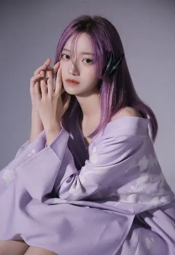 紫发美女一字肩性感撩人写真图片