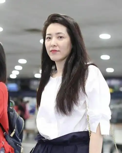 曾黎素颜出镜神色憔悴脸颊也凹陷下去已经有老的迹象了