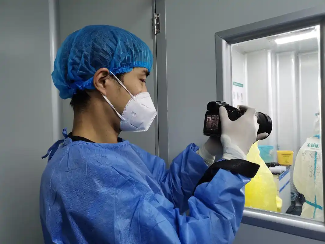 ↑1月8日,记者牟宇在石家庄金域医学检验实验室内拍摄