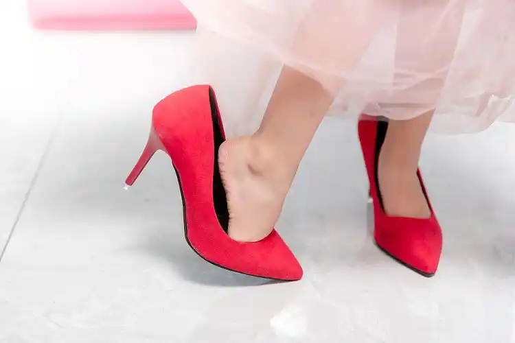 小女孩穿大人高跟鞋的特写图片下载