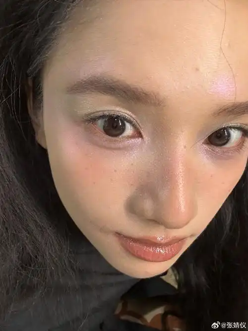 张婧仪未修怼脸自拍#张婧仪未修怼脸自拍,好真实的妹妹,皮肤纹理都能