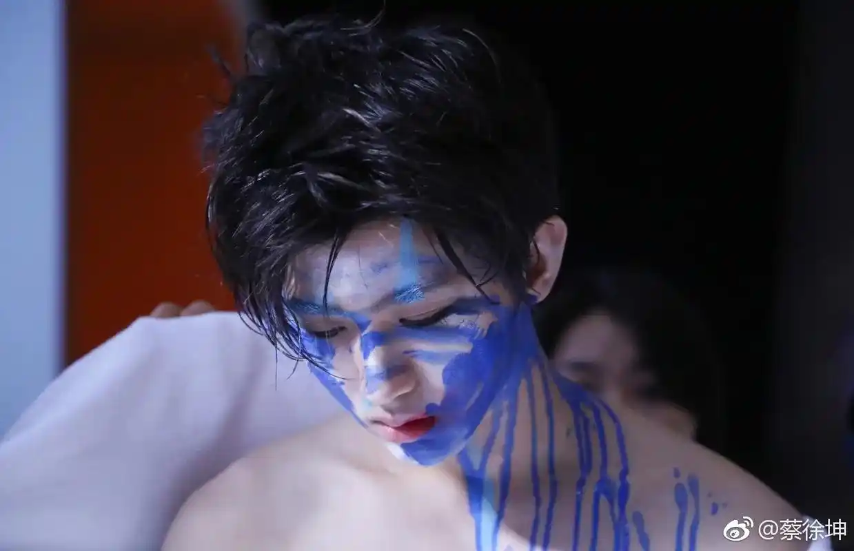 蔡徐坤粉尘过敏却会为了呈现出更好的作品而在脸上涂满丙烯你的成长