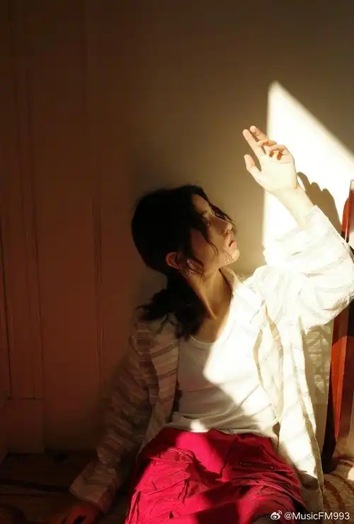 张子枫宅家光影随拍##张子枫露肩了