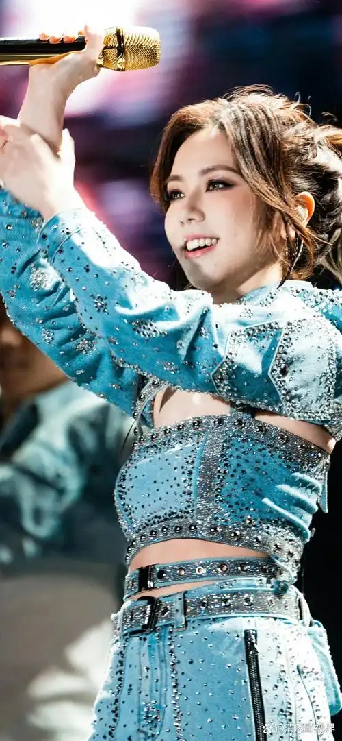 邓紫棋,舞台现场高清照片  璀璨舞台上的她,仿佛星光熠熠的仙子!