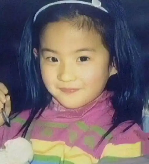 刘亦菲出道前照片曝光,在没有滤镜p图的时代,这颜值我没看错?