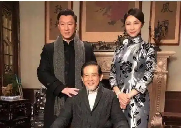 穿紧身短裙身材高挑,与老公甜蜜挽手|那英|王骏迪_网易订阅