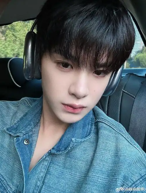 黄明昊牛仔衬衫耳机自拍照##黄明昊七夕怼脸自拍