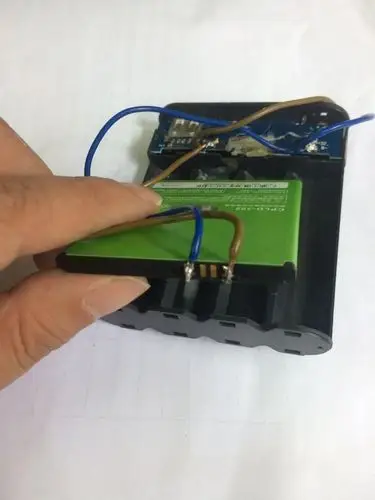 把电池用热熔胶固定在电池盒里,装好外壳,接个东西测试一下,可以充电