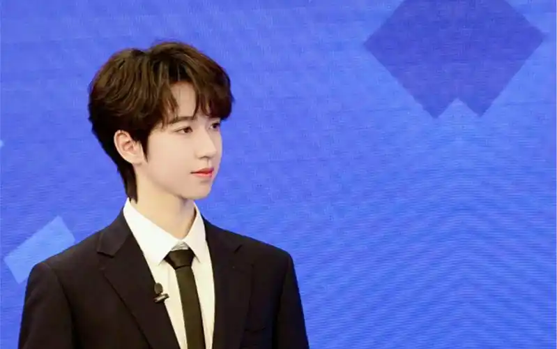 【贺峻霖】实习主播贺峻霖,穿西装能不能娶我呀!