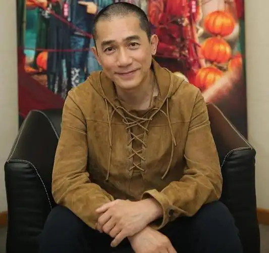 梁朝伟打麻将赢够一百块就跑,剃光头为了玩滑雪,男神很有童心了