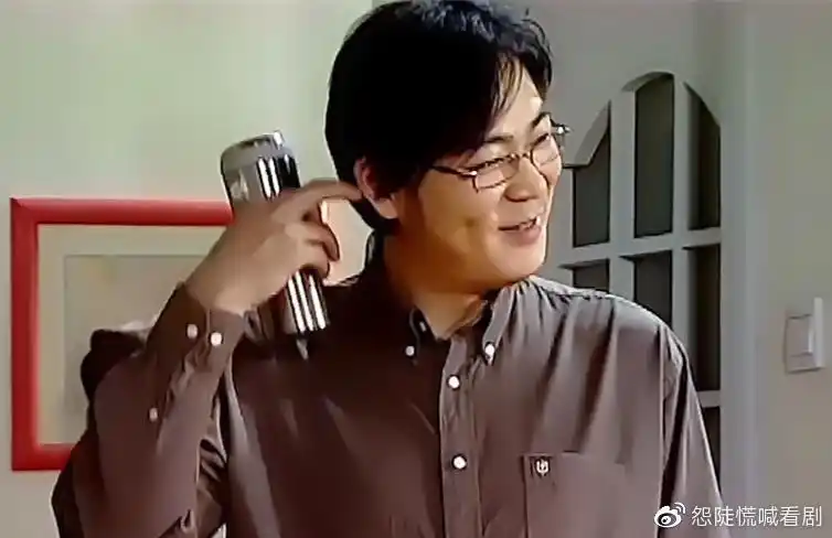 他就是童年神剧《家有儿女》中,由高亚麟饰演的夏爸爸.