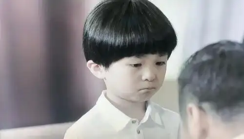 《谁都渴望遇见你》热播 霸道直男张哲瀚小时候饰演者萧李臻瑱