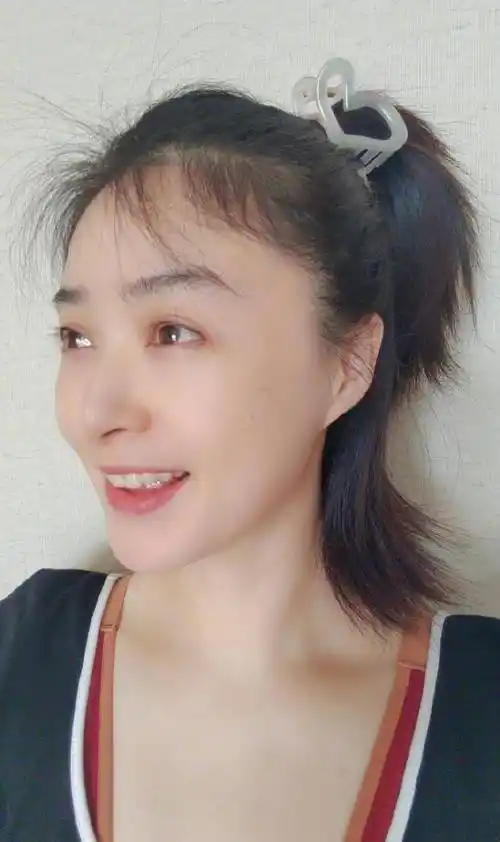 39岁蒋欣节日节扎哪吒头卖萌,自侃发量少皮肤靠滤镜,锁骨窝抢镜_少女