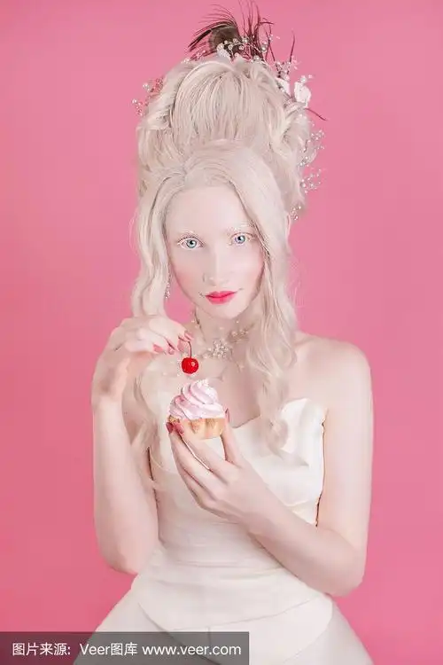 一个金发女人,有着美丽奢华的洛可可式发型,穿着白色的裙子,粉红色的