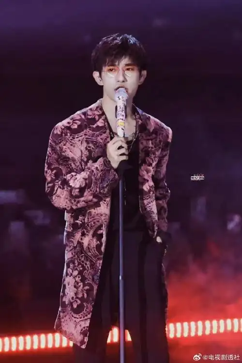 易烊千玺立麦眼镜杀