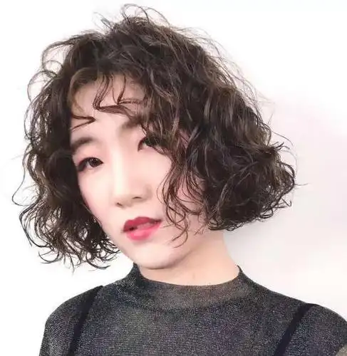 羊毛卷发型大都是采用冷烫技术操作的,因为可以最大化的卷到发根,刘海