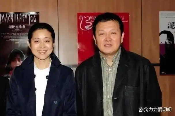 终于有一天,倪萍和丈夫去民政局办了离婚证.