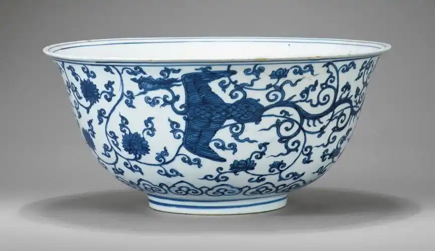 大明成化款青花穿花缠枝莲凤凰纹撇口碗