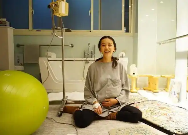 陈意涵产后才90多斤,穿灰色印花衣凹造型,急坏了粉丝_网易订阅