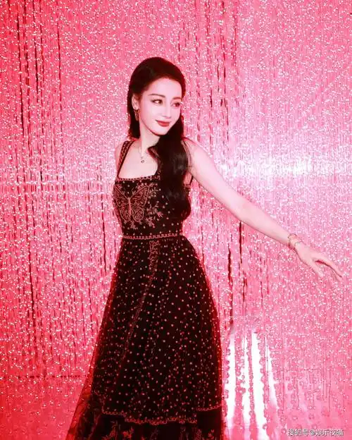 迪丽热巴一袭蝴蝶刺绣长裙写真气质优雅宛如春日里的一抹暖阳_才华