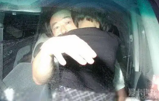 > 偷拍---车震(清晰大图)