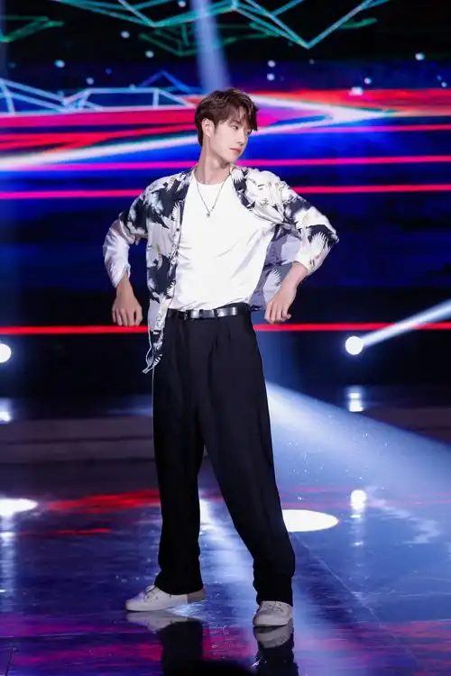 王一博《快乐大本营》"沉浸式"玩家上线 胜负欲爆棚彻底玩嗨