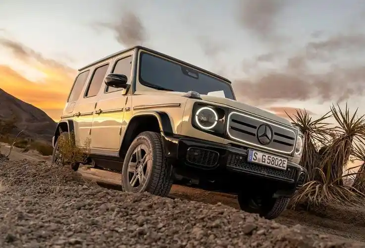 2025款奔驰纯电大g,四电机原地掉头,底盘护板重达57.6公斤