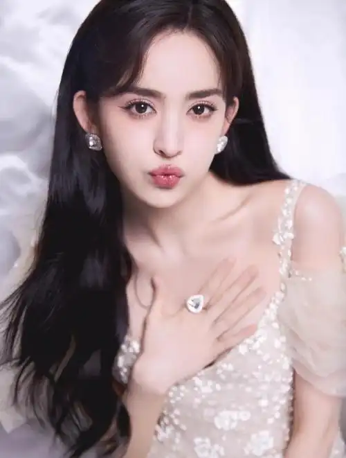 "十年难红"古力娜扎曾被星爷看中,入行搭戏胡歌,后怒甩张翰2-度小视