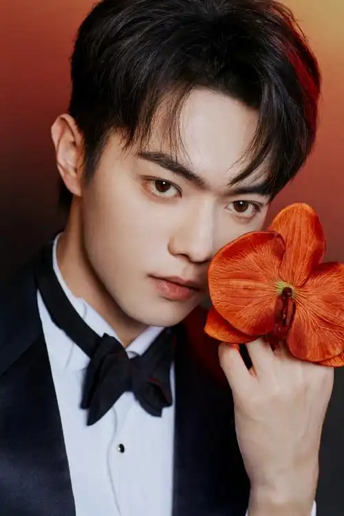 许凯黑色西装领结造型##许凯黑色西装大片