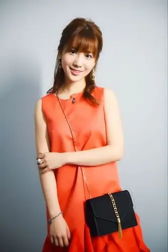 赵婉婷亮相上海时装周靓丽红裙展甜美风