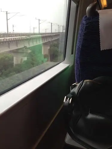 一路上不会很无聊～感觉就是旅游团太多了,高铁上好多都是旅游团的人