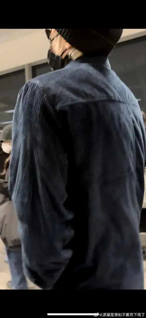 来个背影 感觉我们之间没有距离了#蔡徐坤